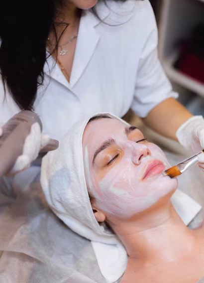 esteticista-pincel-aplica-mascarilla-hidratante-blanca-cara-cliente-joven-salon-belleza-spa_343596-4248
